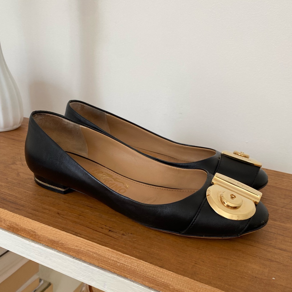 Salvatore Ferragamo Fiamma Keyhole Black And Gold Flats